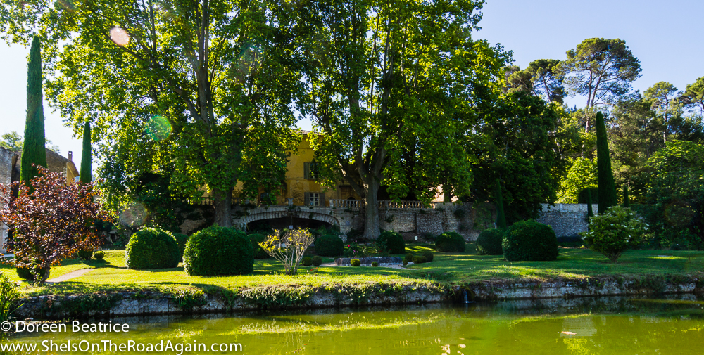 Die bezaubernden Sehenswürdigkeiten der Provence 10 Auf dem Gelände Chateau La Canorgue
