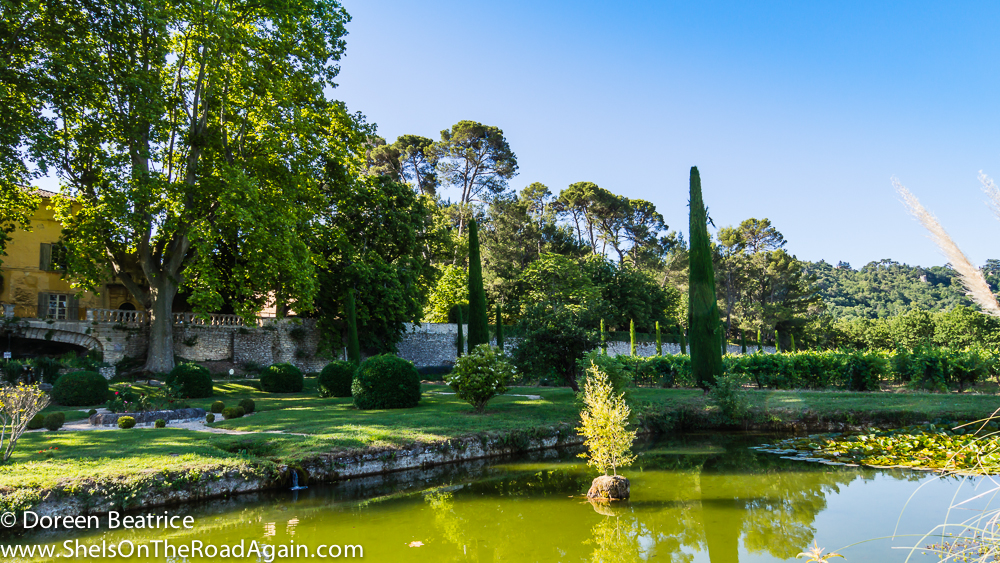 Die bezaubernden Sehenswürdigkeiten der Provence 11 Auf dem Gelände Chateau La Canorgue