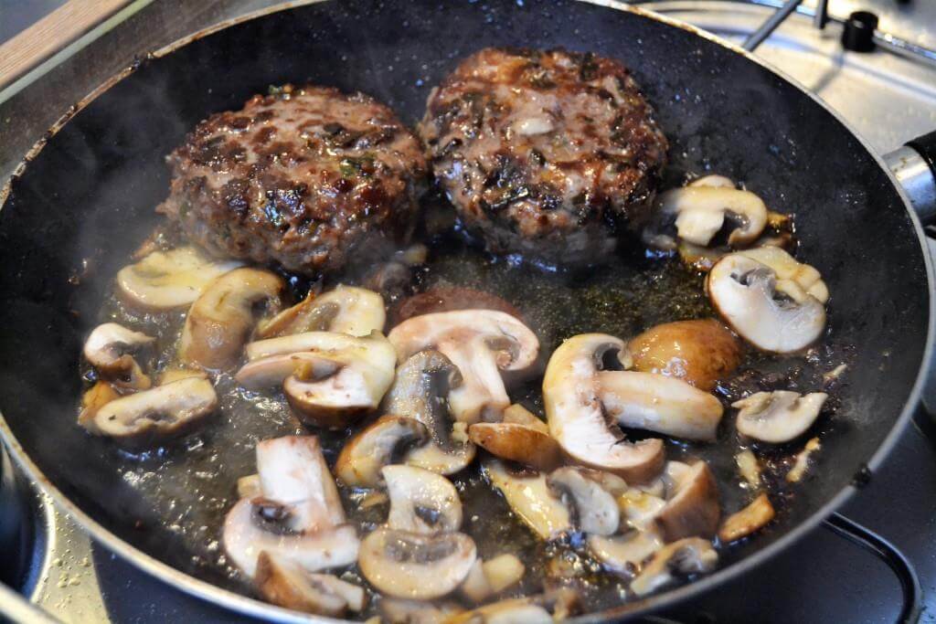11 Blogger verraten ihre besten Camping Rezepte 6 Frikadelle & Pilz braten im Sud - © Transitfrei.de