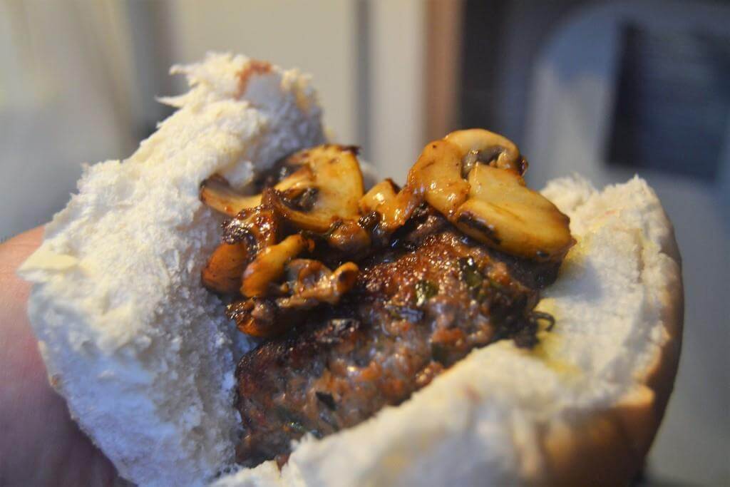 11 Blogger verraten ihre besten Camping Rezepte 7 Hochzeit! Frikadelle und Pilze vereinen sich im Quetschbrötchen - © Transitfrei.de