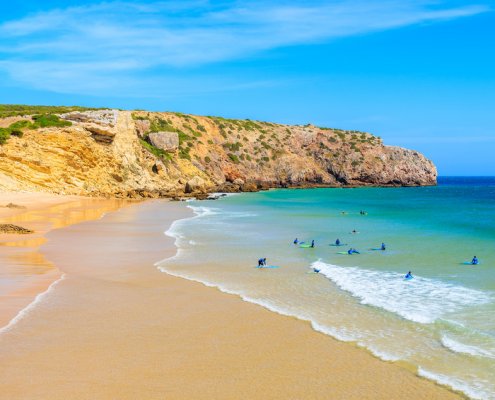 Surfer an Zavial Beach, ein Hippie Mekka zum Freistehen in Portugal