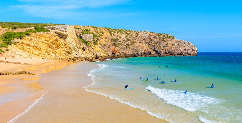 Surfer an Zavial Beach, ein Hippie Mekka zum Freistehen in Portugal