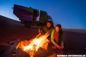 Sabine & Micha am Lagerfeuer ©Herman-Unterwegs