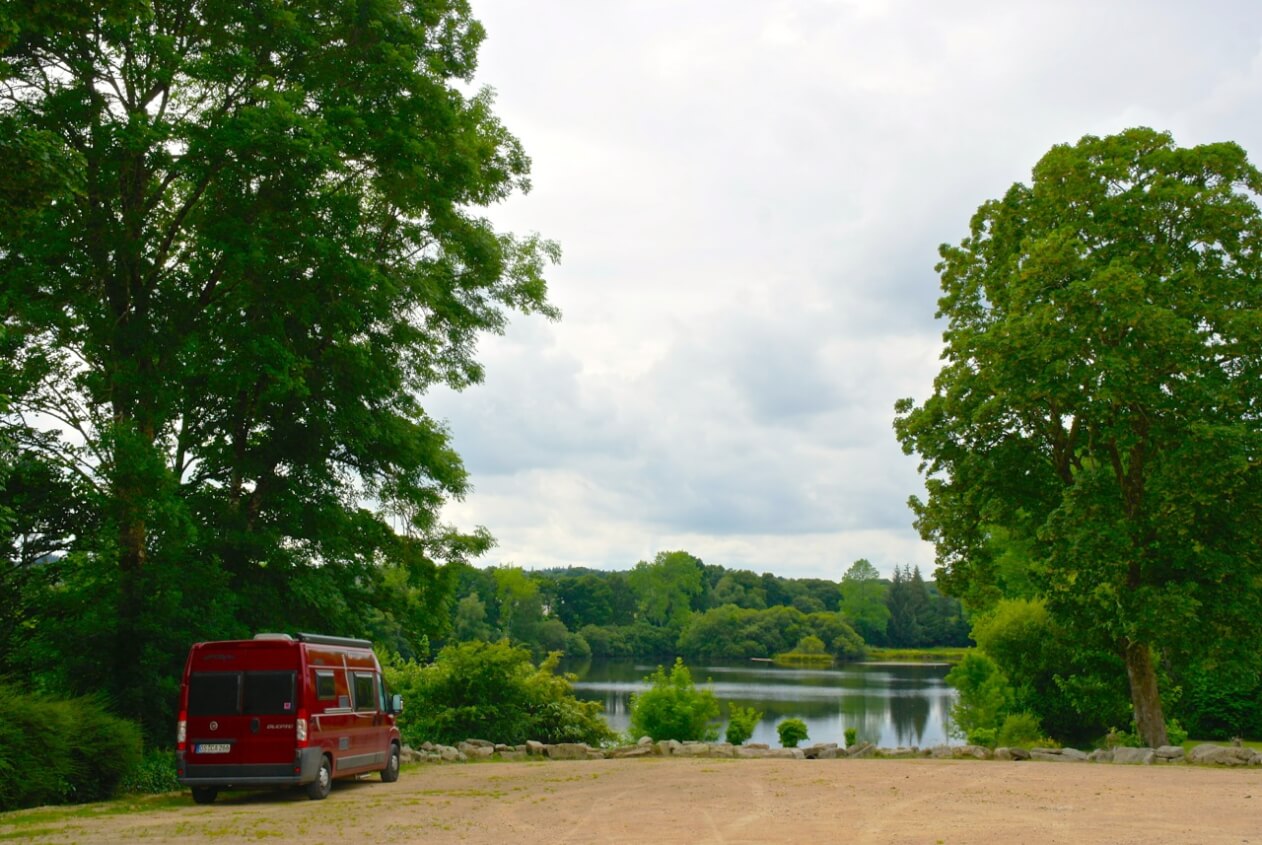 Heimlicher Frei-Camp-Platz während der Schulferien auf dem Schulhof in Huelgoat ©tierisch-in-fahrt.de