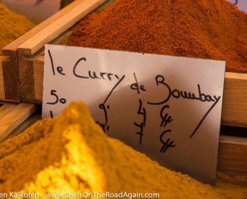 Loser Curry auf einem Markt der Provence