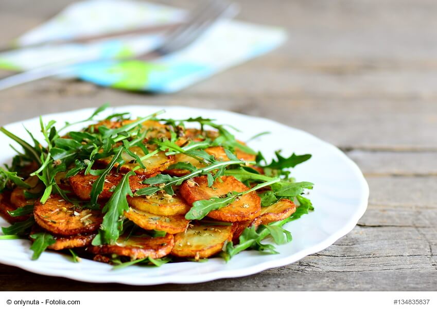 Italienischer Kartoffelsalat mit Rauke und Pinienkernen