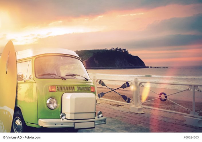 Kleinbus mit Surfbrett am Meer Kleinbus mit Surfbrett am Meer