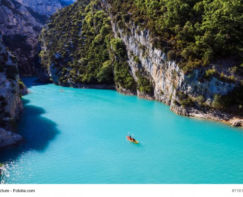 zeigt ein Kajak auf dem türkisblauen Lac Saint Croix