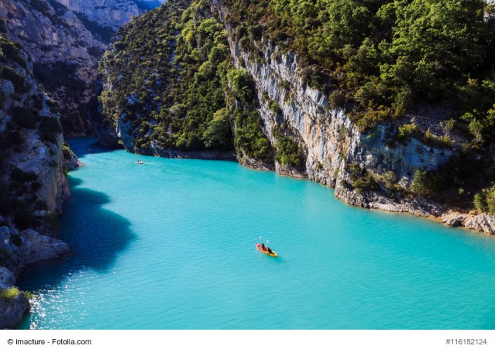 Lac de Sainte-Croix – gorges du Verdon – Fotolia_116182124 zeigt ein Kajak auf dem türkisblauen Lac Saint Croix