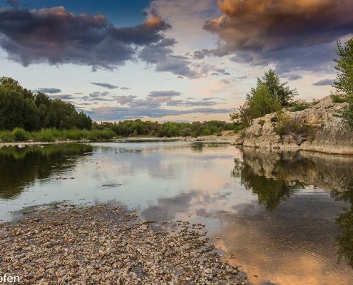 zeigt einen Fluss im abendlichen Licht