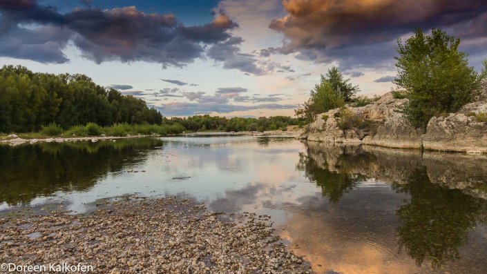 Gardon am Camping La Sousta – Camping mit Hund in der Provence zeigt einen Fluss im abendlichen Licht