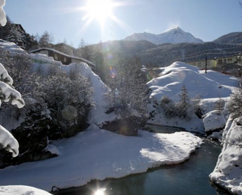 ❄ Wintercamping in Sölden ❄ 1 zeigt einen verschneiten Flußlauf