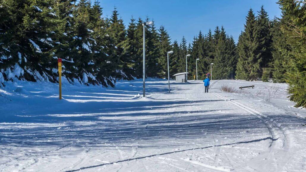 zeigt eine gespurte Loipe in Masserberg