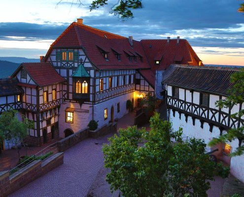 zeigt eine Burg im Abendlicht