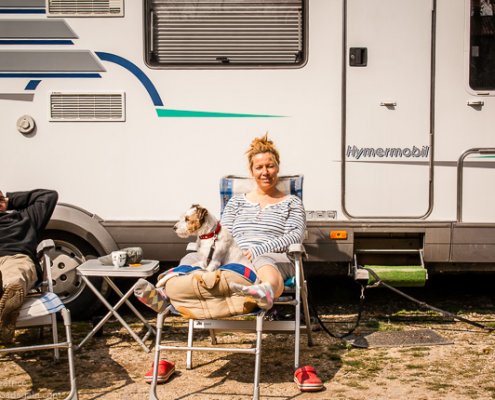 Unser perfekter Campingstuhl ★ Dukdalf ★ ein Testbericht 3 zeigt ein Pärchen vor einem Wohnmobil auf Campingstühlen