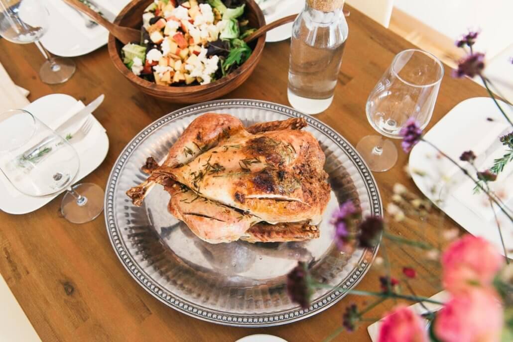 zeigt ein gebackenes Hähnchen mit Salat