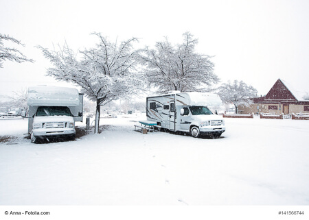 zeigt 2 Wohnmobile im Schnee