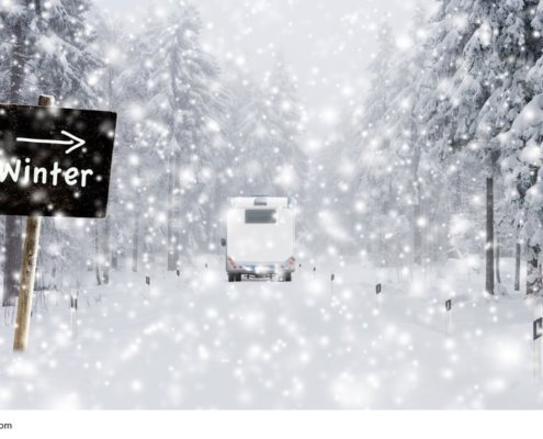 Wintercamping mit Hund ❤ wenn das Camper Leben drinnen stattfindet 3 zeigt ein Wohnmobil im Schnee