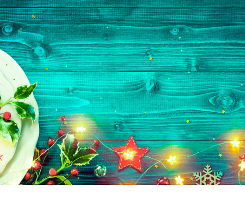 zeigt einen weihnachtlichen Teller und Dekoration