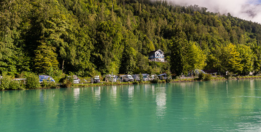 zeigt Campingfahrzeuge am Ufer der Aare