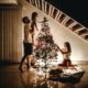 Weihnachtsdinner -zeigt eine Familie am Weihnachtsbaum